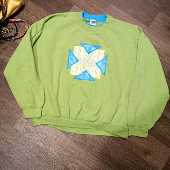 Gildan Vintage 90s Men's Green Crewneck Sweater with Blue Accents - Picture 1 of 4